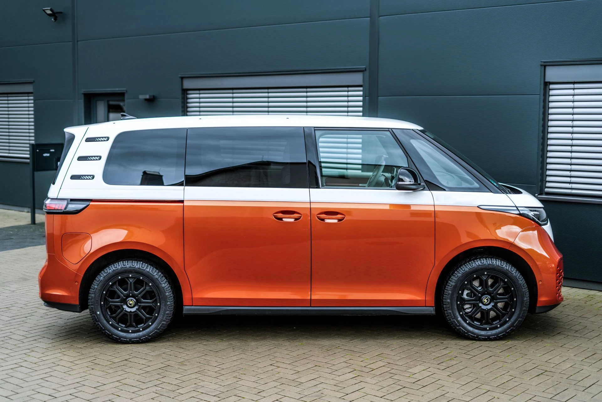 VW ID. Buzz 4x4 orange-white - Projekt Bild