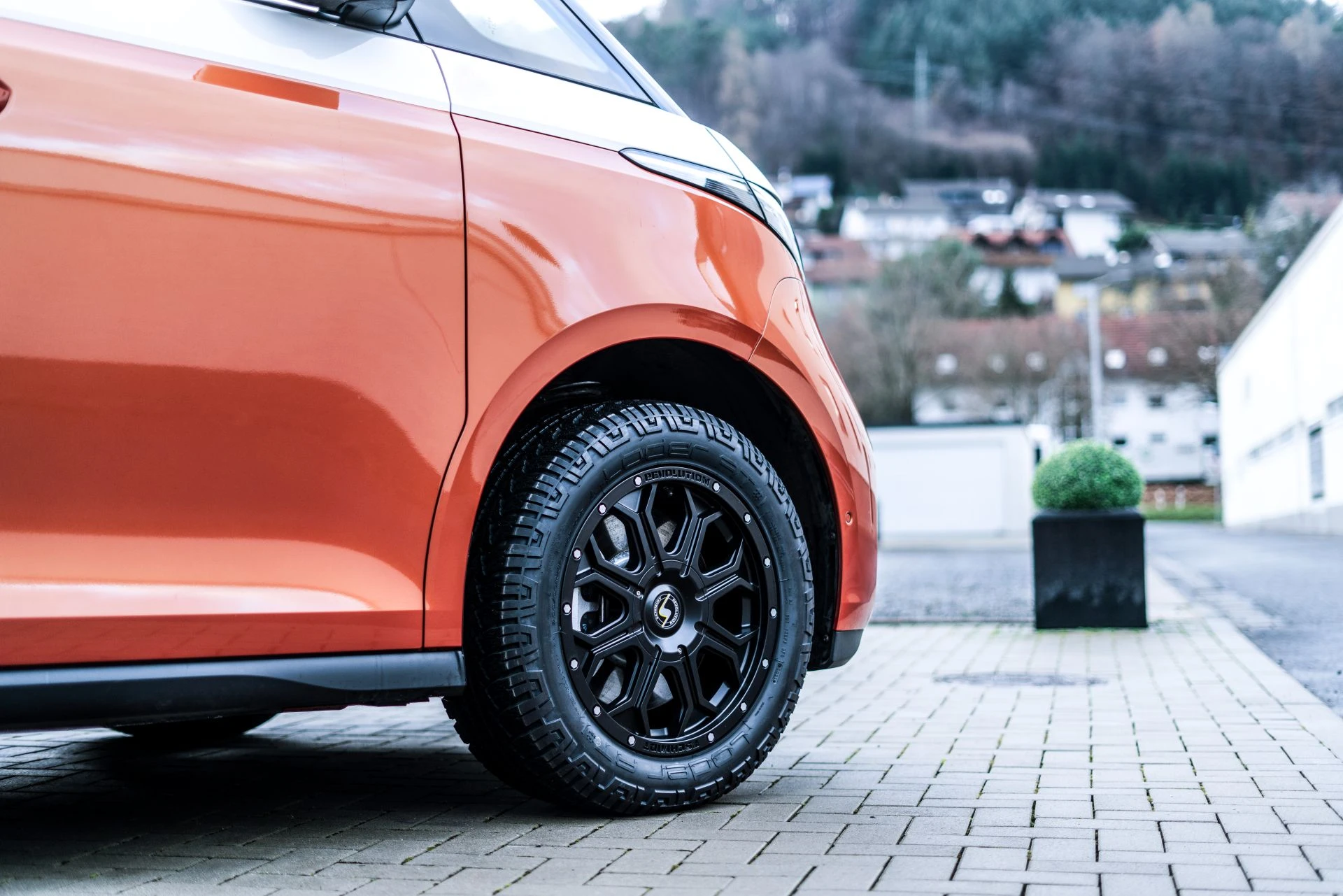 VW ID. Buzz 4x4 orange-white - Projekt Bild