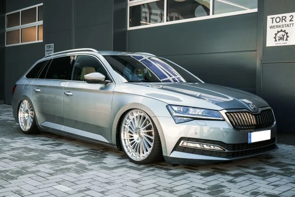 Skoda Superb Combi on Air