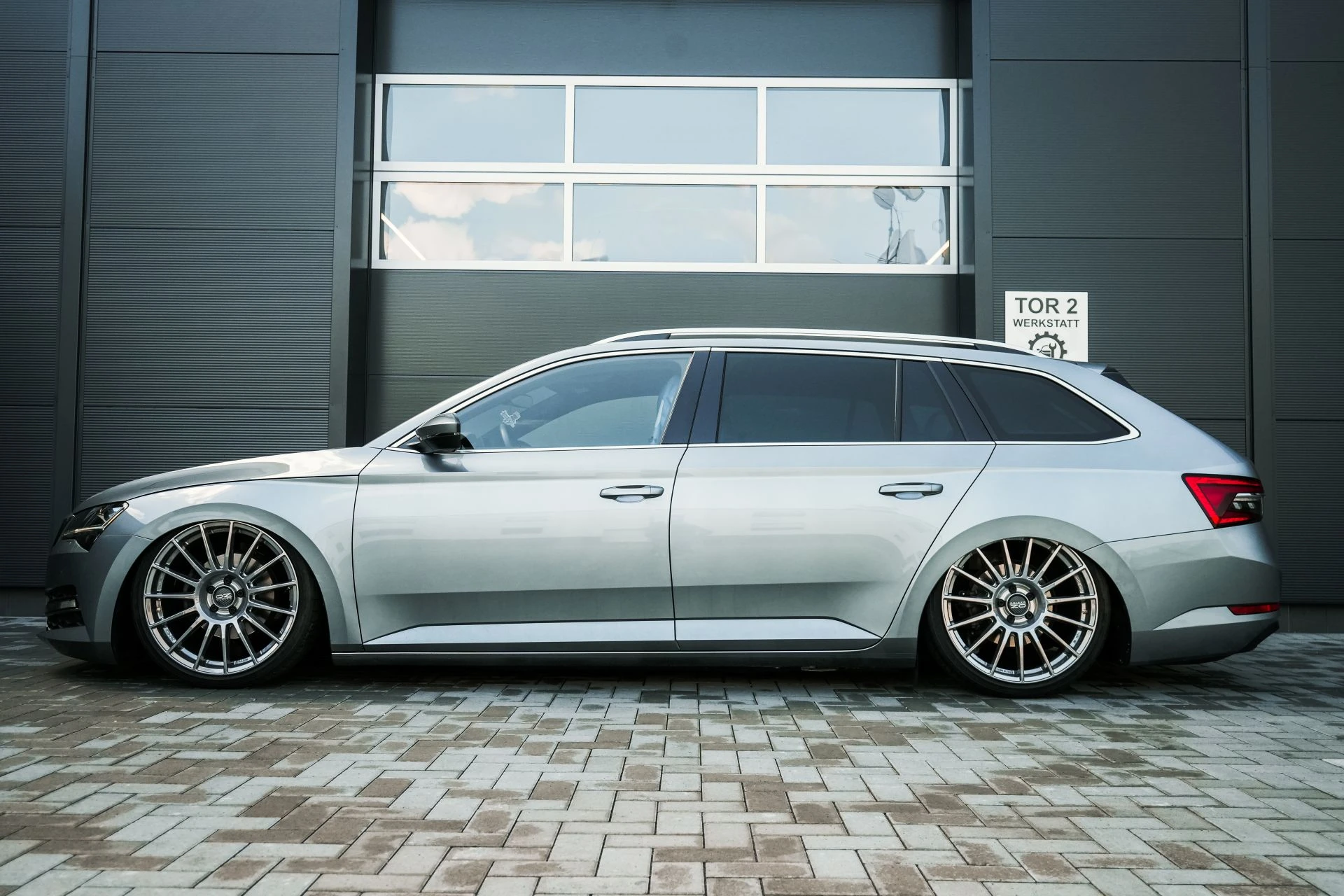 Skoda Superb Combi on Air - Projekt Bild