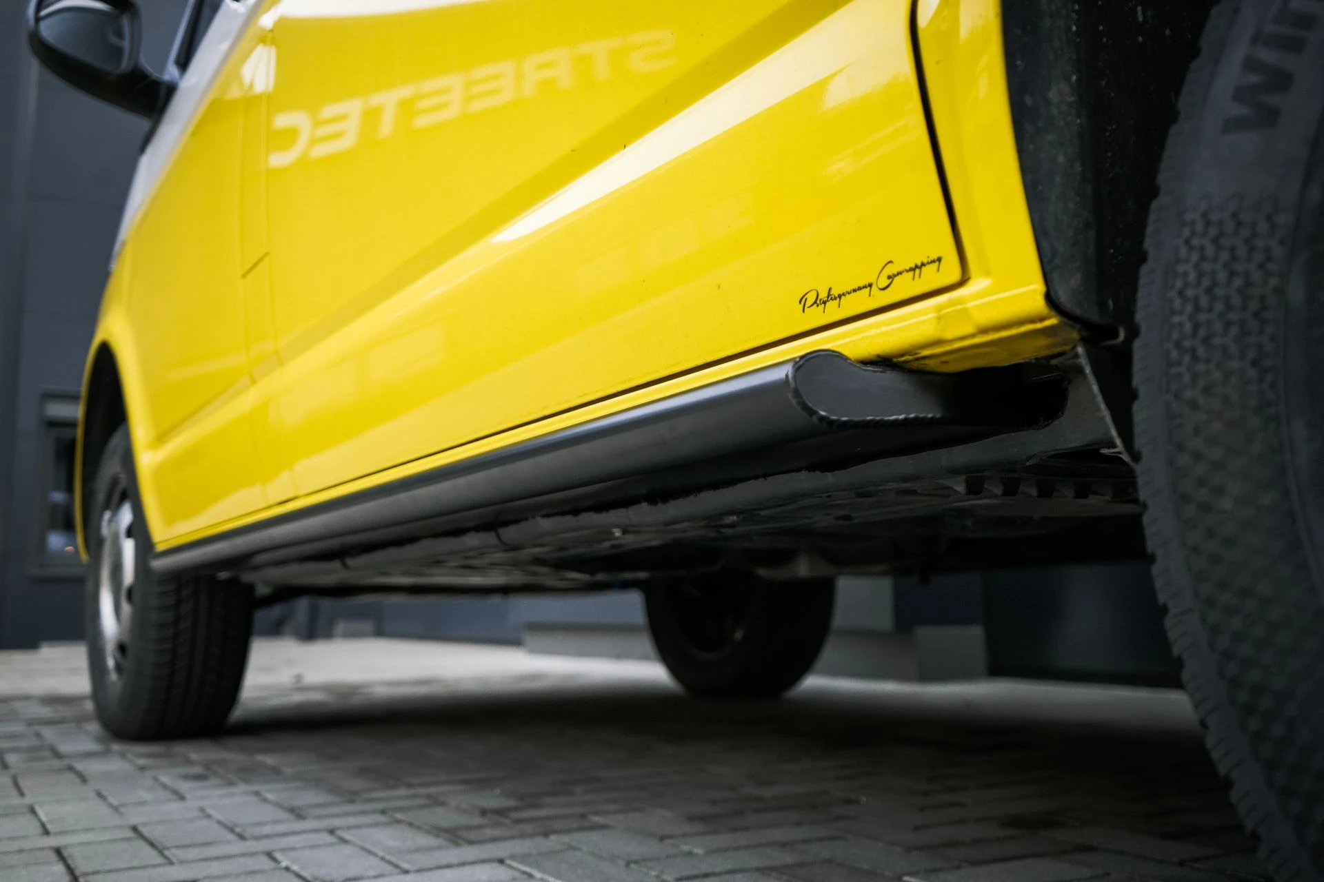 VW T6.1 WHITE-YELLOW - Projekt Bild