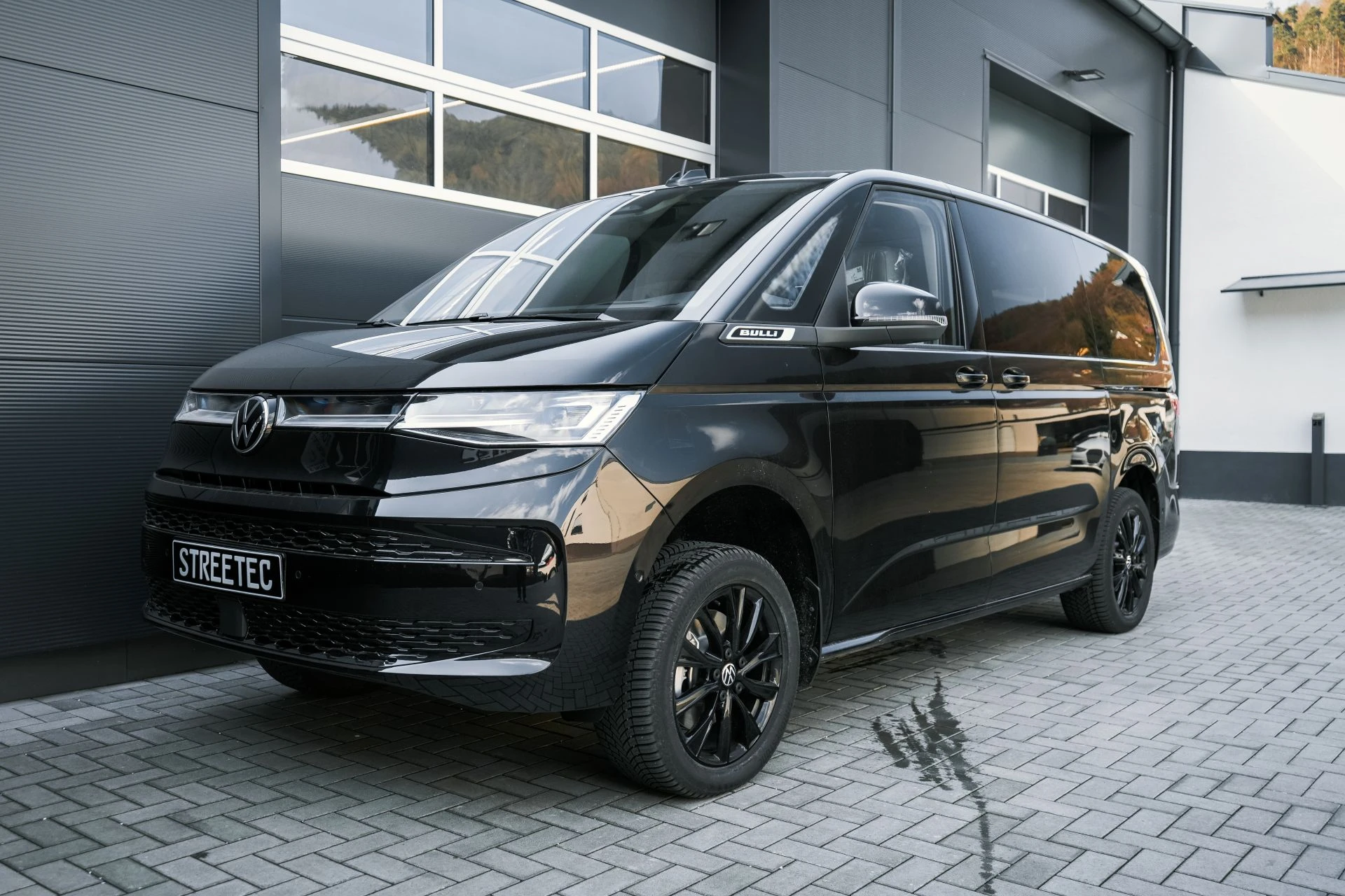 VW T7 Multivan/California 4motion eHybrid - all black - Projekt Bild