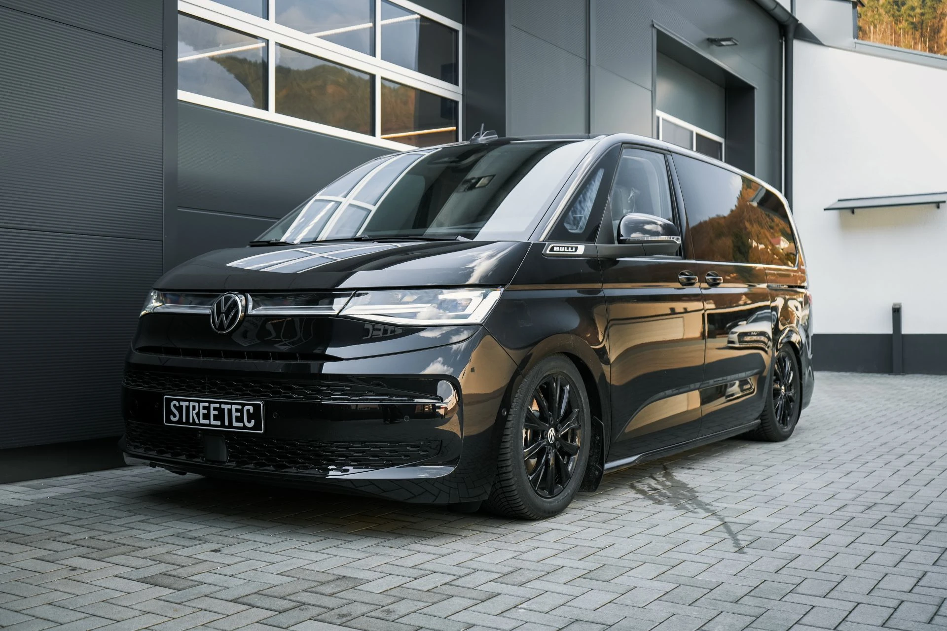 VW T7 Multivan/California 4motion eHybrid - all black - Projekt Bild