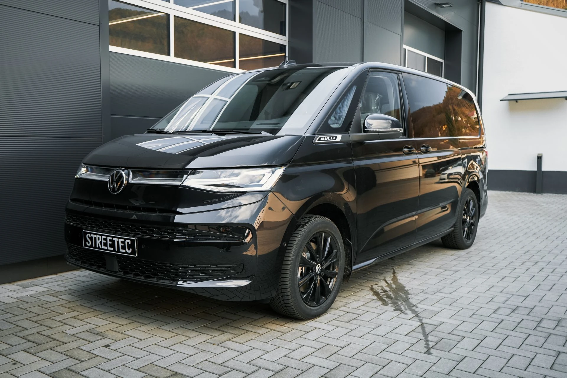 VW T7 Multivan/California 4motion eHybrid - all black - Projekt Bild