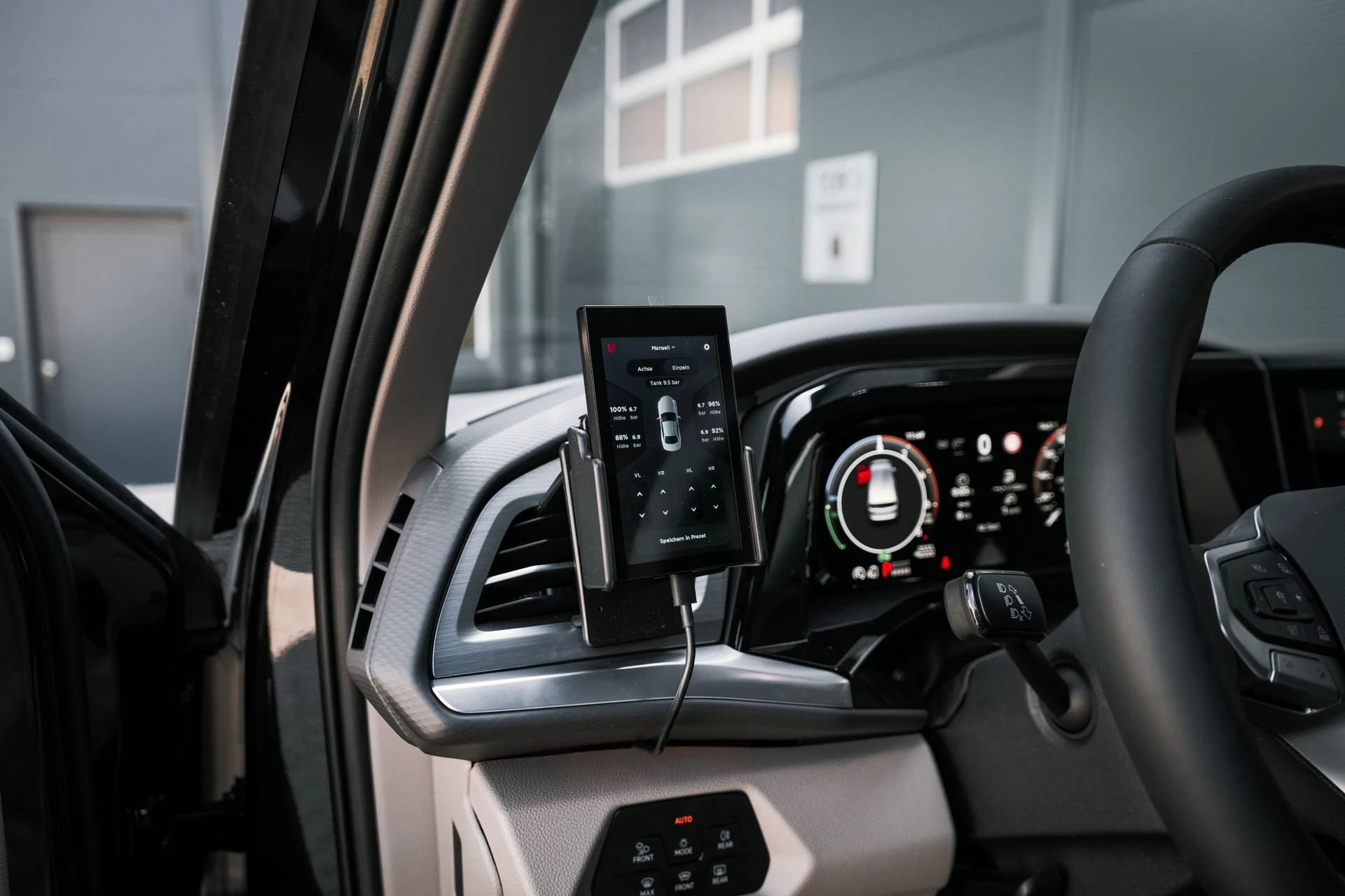 VW T7 Multivan/California 4motion eHybrid - all black - Projekt Bild