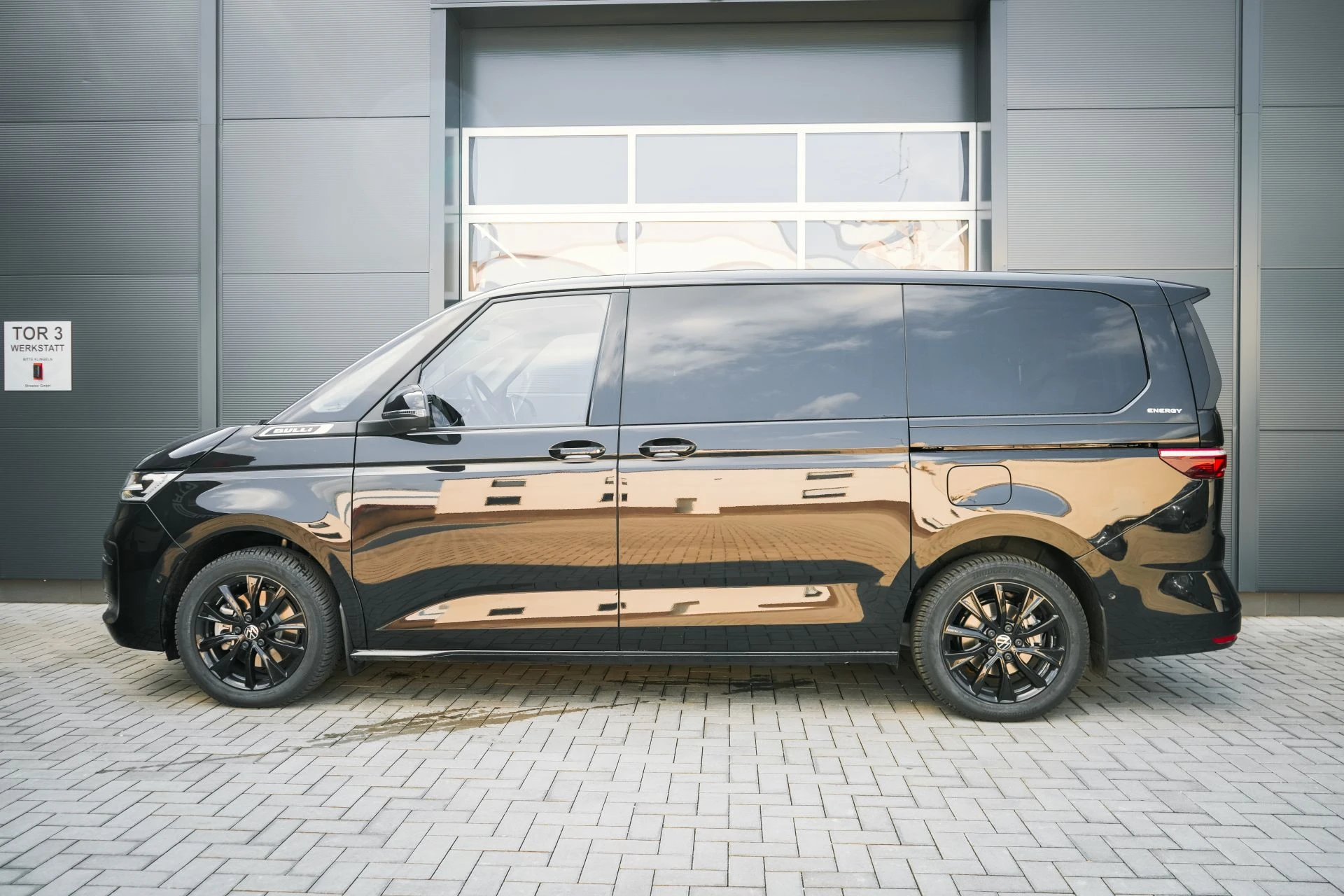 VW T7 Multivan/California 4motion eHybrid - all black - Projekt Bild