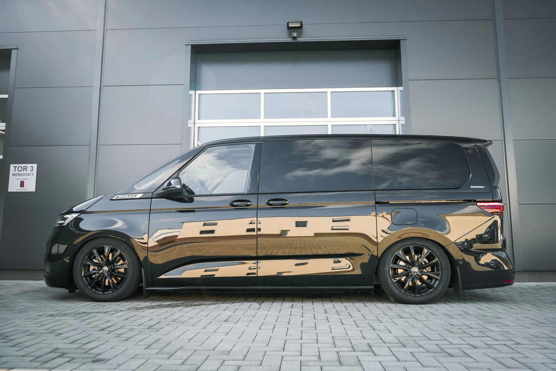 VW T7 Multivan/California 4motion eHybrid - all black - Projekt Bild
