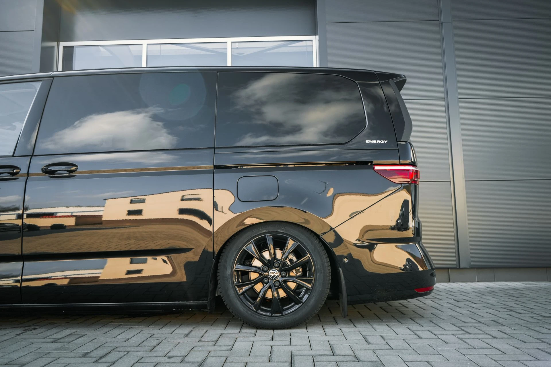 VW T7 Multivan/California 4motion eHybrid - all black - Projekt Bild