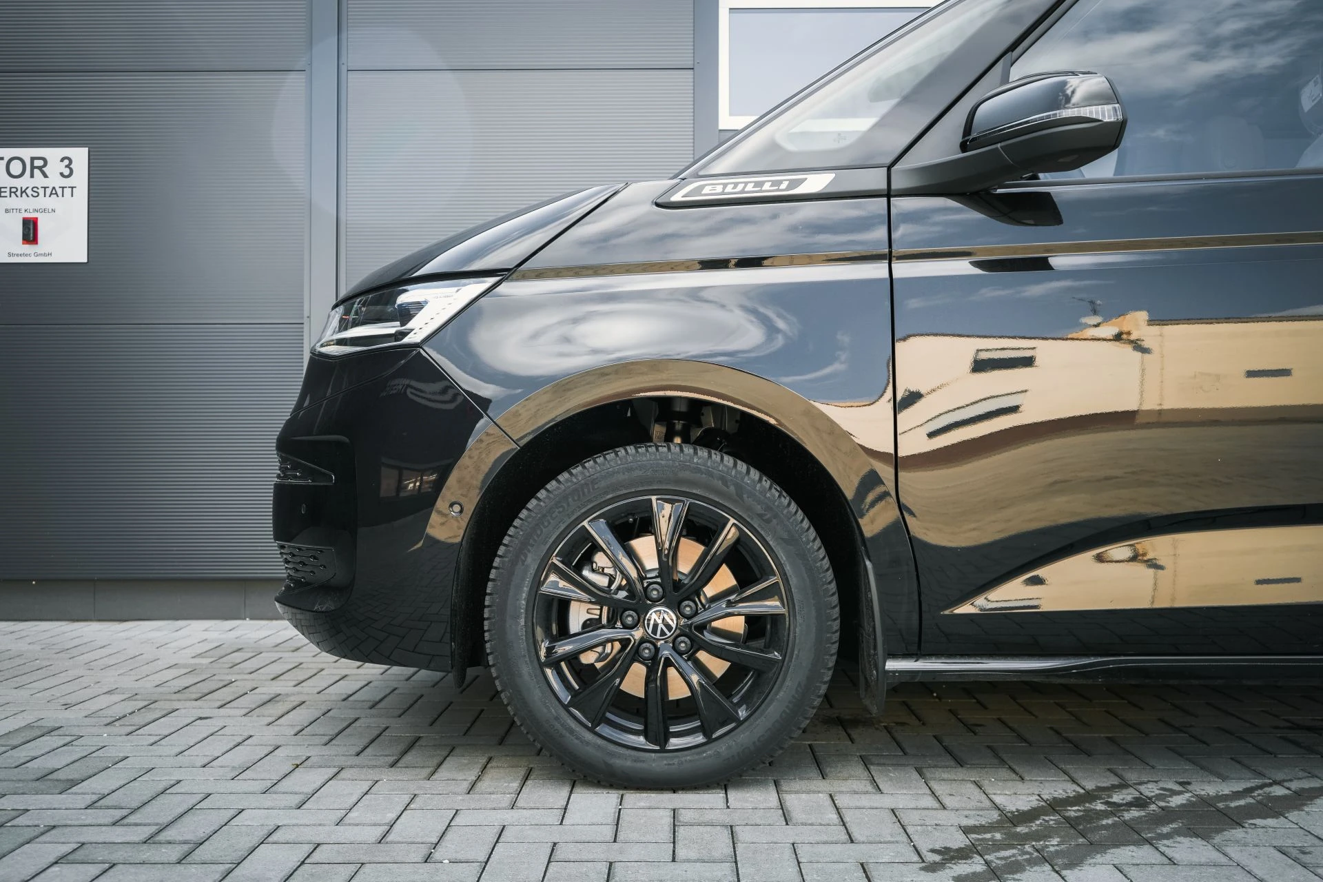 VW T7 Multivan/California 4motion eHybrid - all black - Projekt Bild