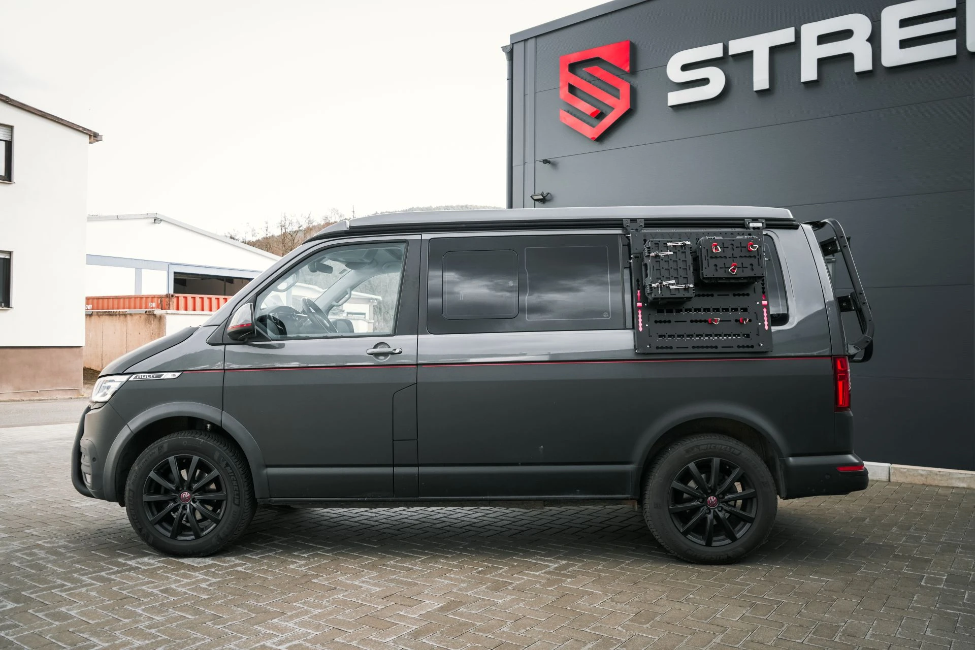 VW T6.1 Wavecamper grey&red - Projekt Bild