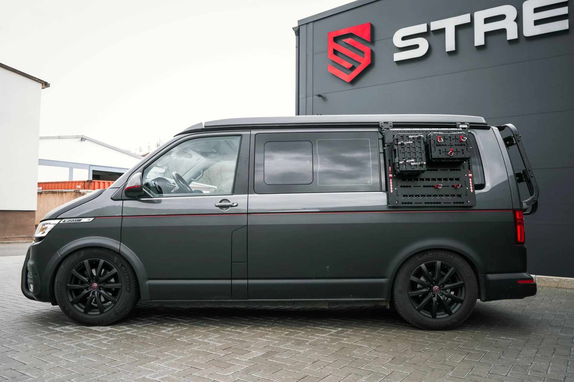 VW T6.1 Wavecamper grey&red - Projekt Bild