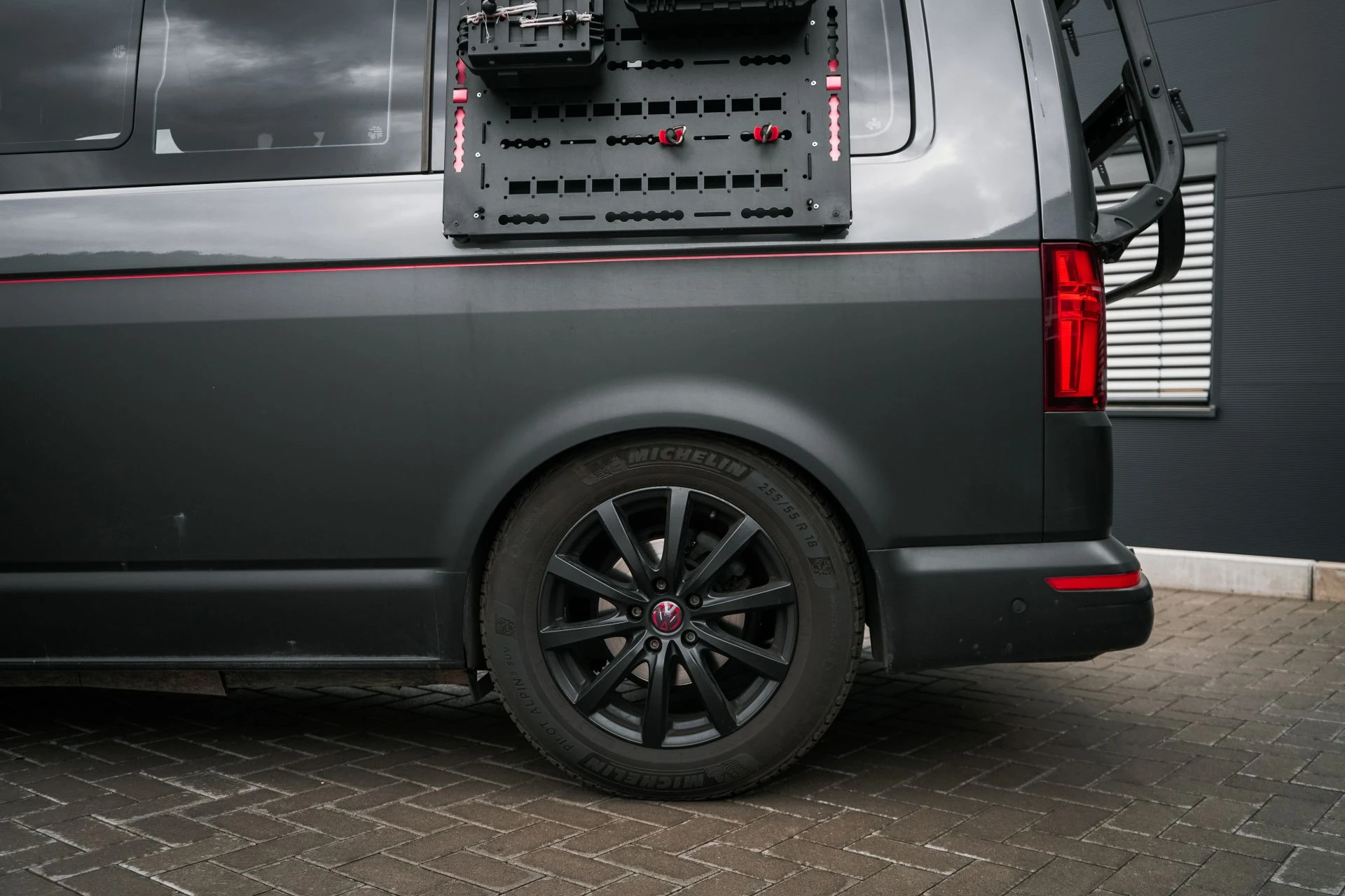 VW T6.1 Wavecamper grey&red - Projekt Bild