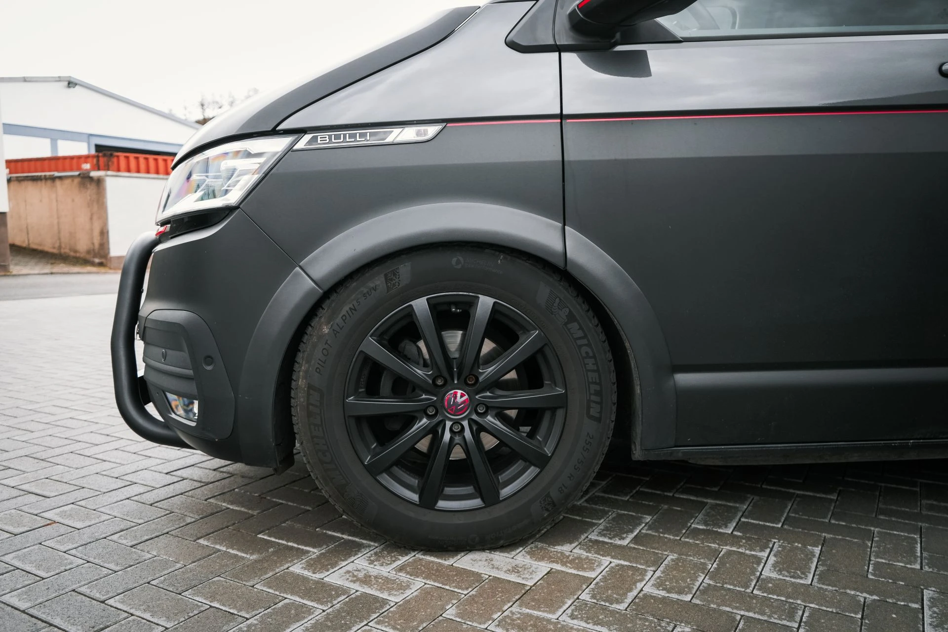 VW T6.1 Wavecamper grey&red - Projekt Bild