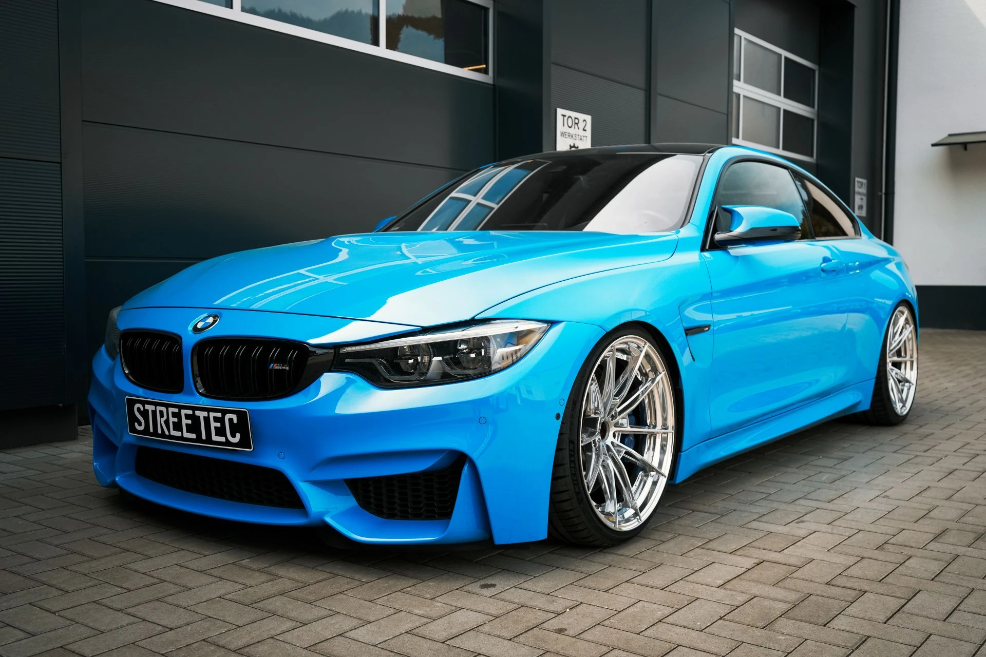 BMW F82 M4 Miami Blue - Projekt Bild