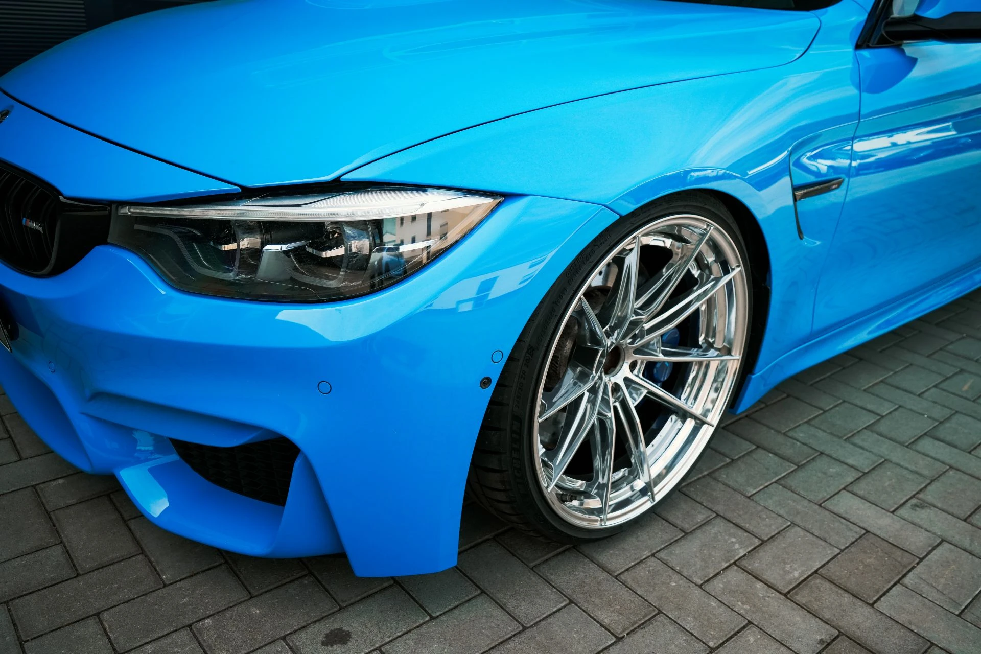 BMW F82 M4 Miami Blue - Projekt Bild