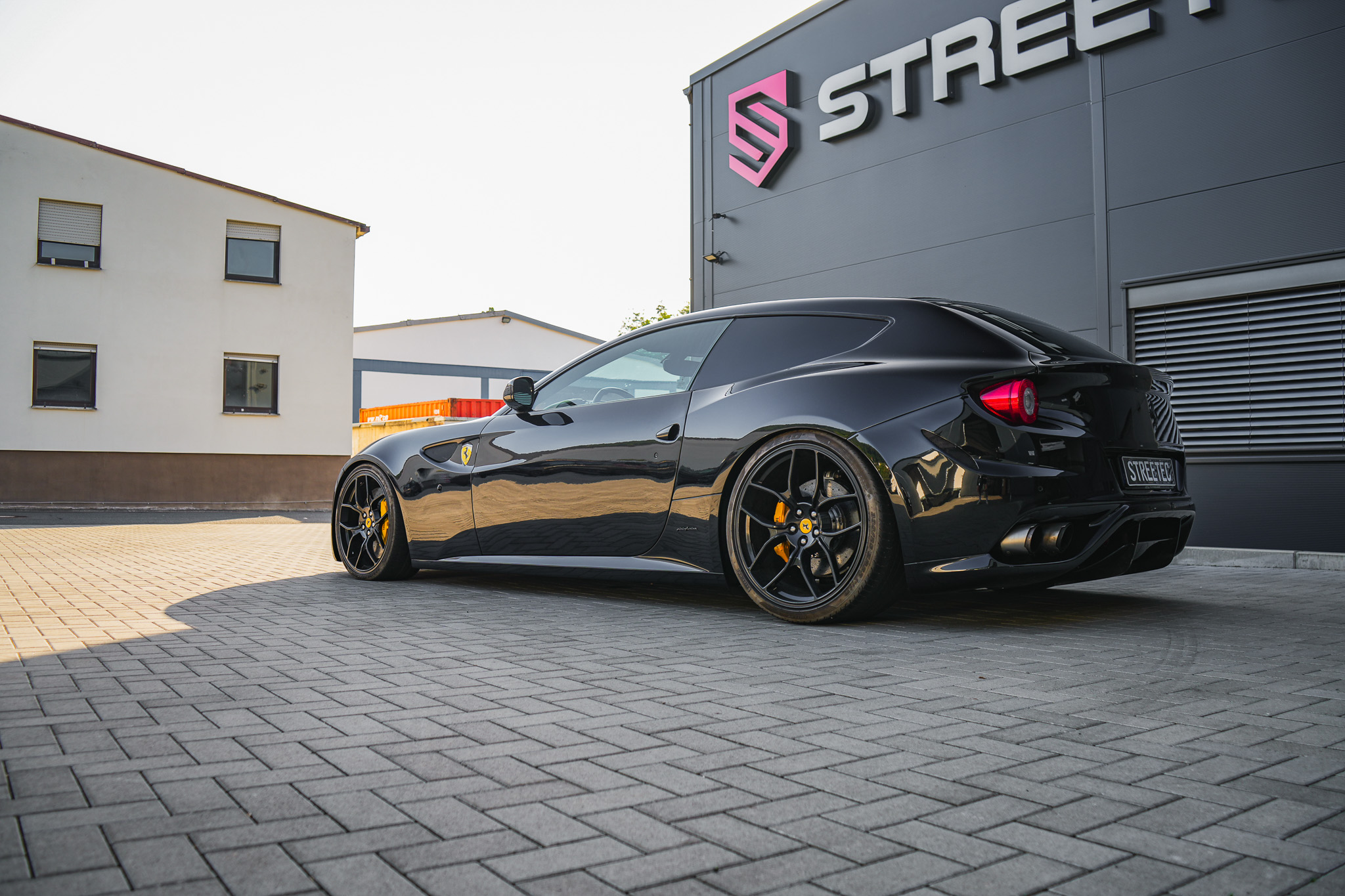 Ferrari FF ALL BLACK - Projekt Bild