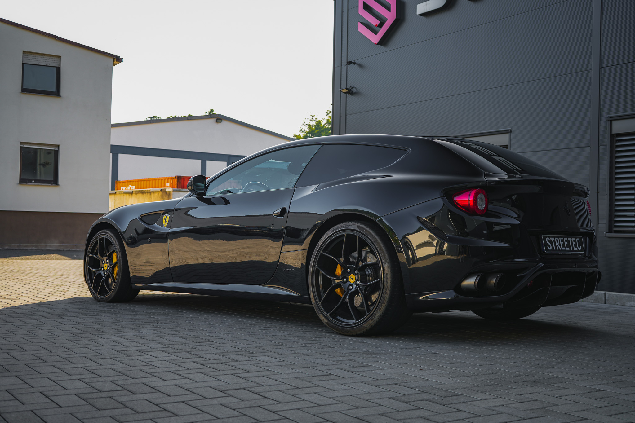 Ferrari FF ALL BLACK - Projekt Bild