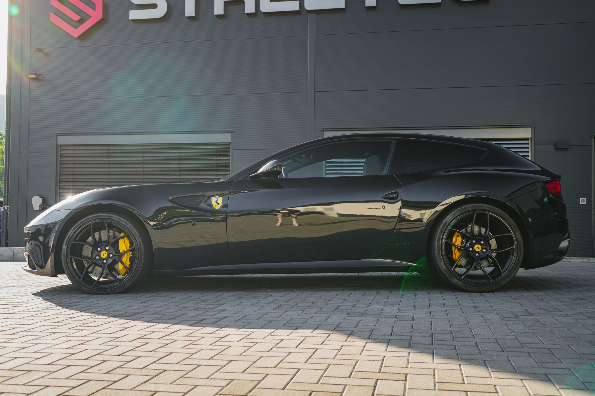 Ferrari FF ALL BLACK - Projekt Bild