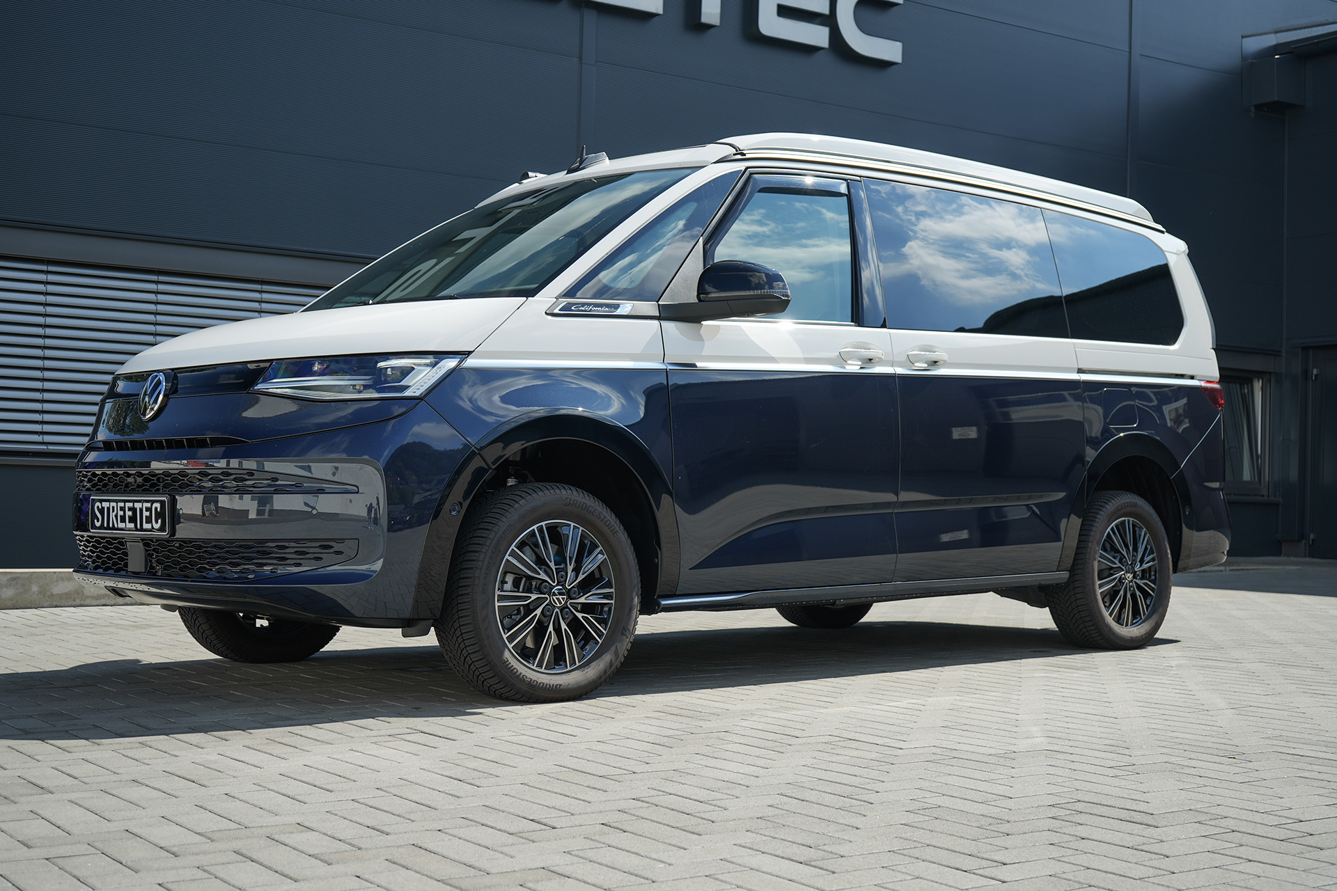 VW T7 Multivan/California 4motion eHybrid white&blue - Projekt Bild
