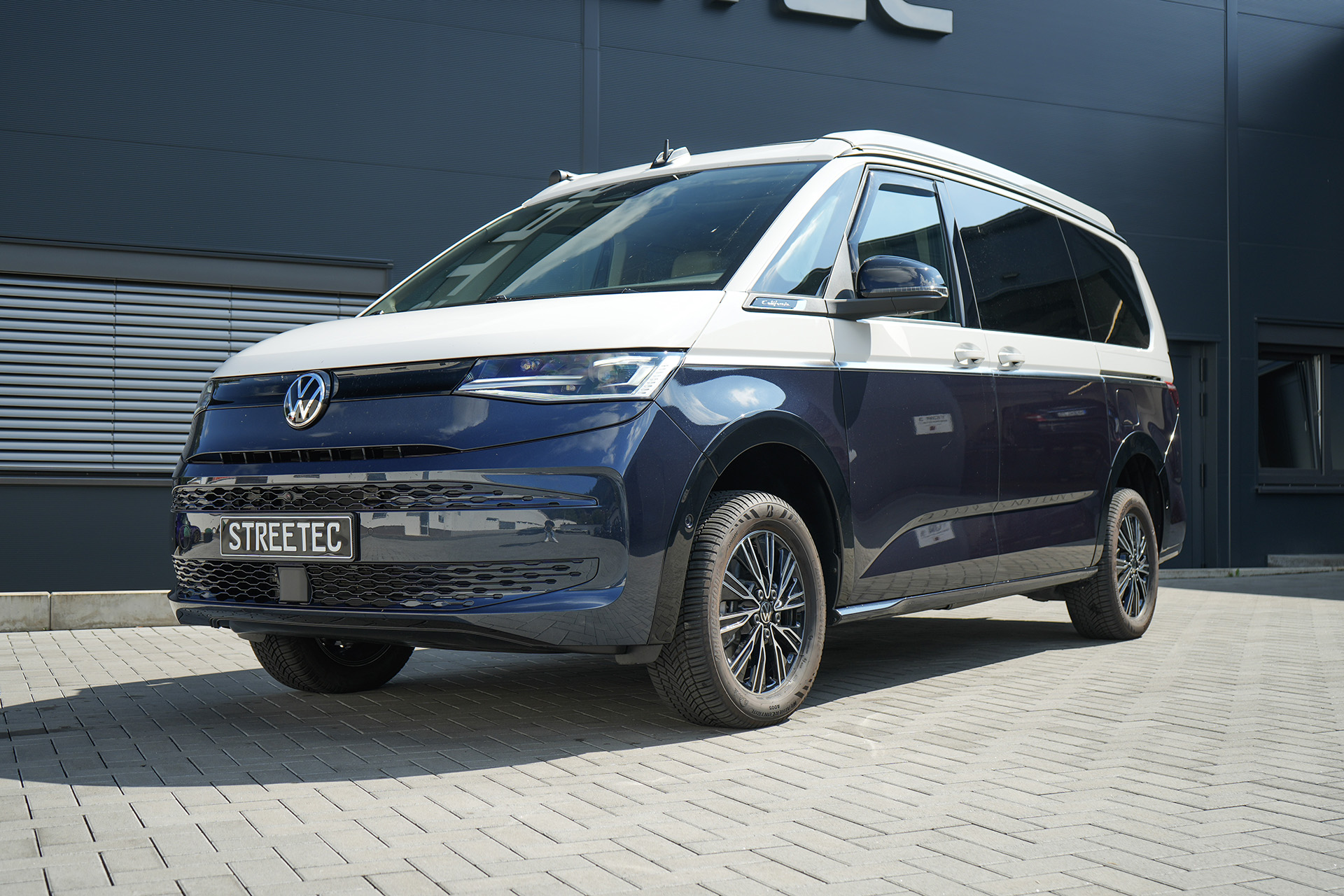 VW T7 Multivan/California 4motion eHybrid white&blue - Projekt Bild