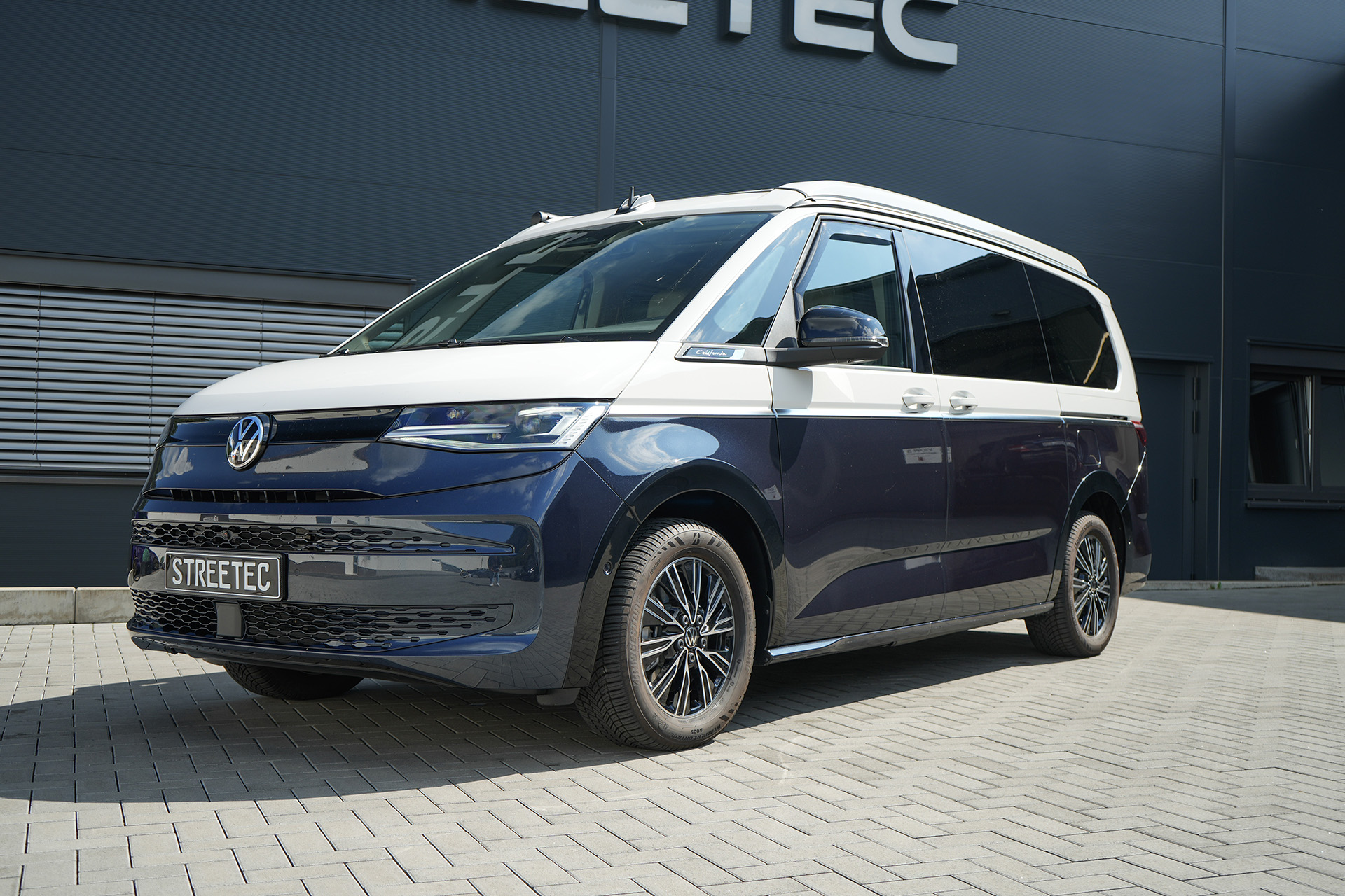 VW T7 Multivan/California 4motion eHybrid white&blue - Projekt Bild