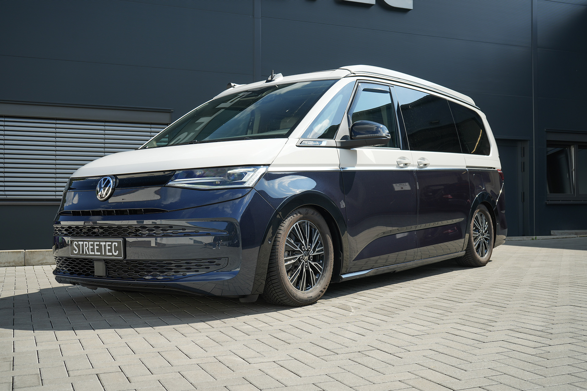VW T7 Multivan/California 4motion eHybrid white&blue - Projekt Bild