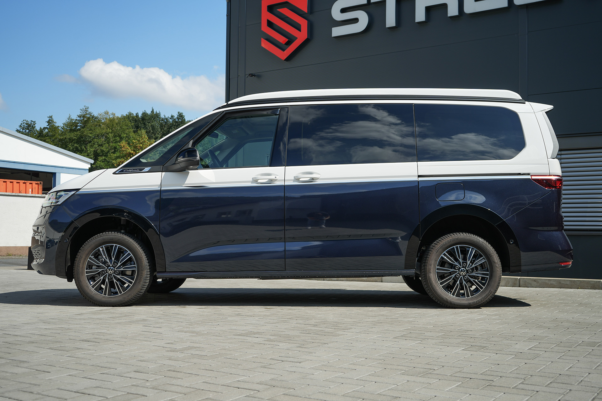 VW T7 Multivan/California 4motion eHybrid white&blue - Projekt Bild