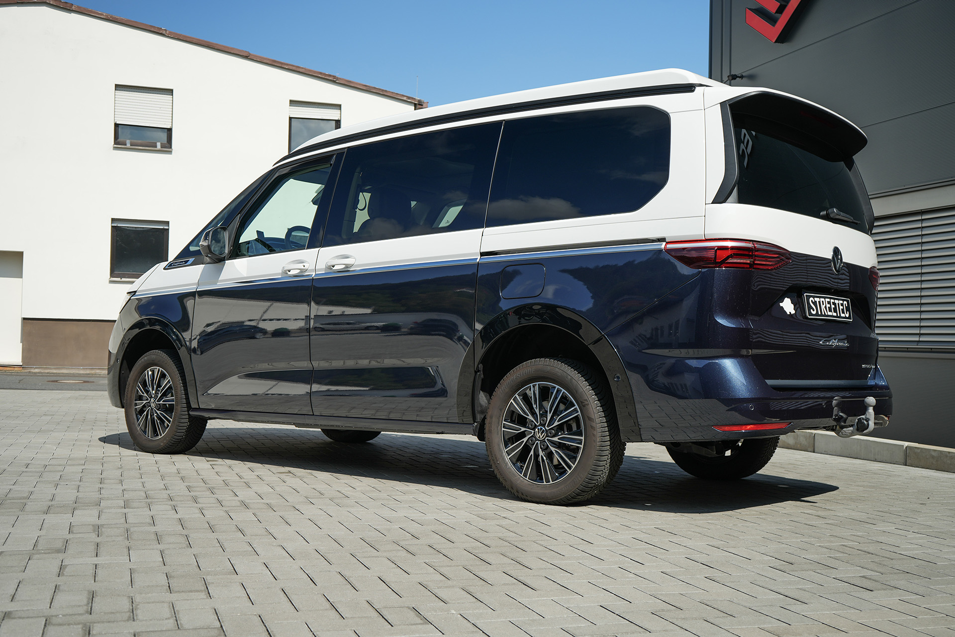 VW T7 Multivan/California 4motion eHybrid white&blue - Projekt Bild