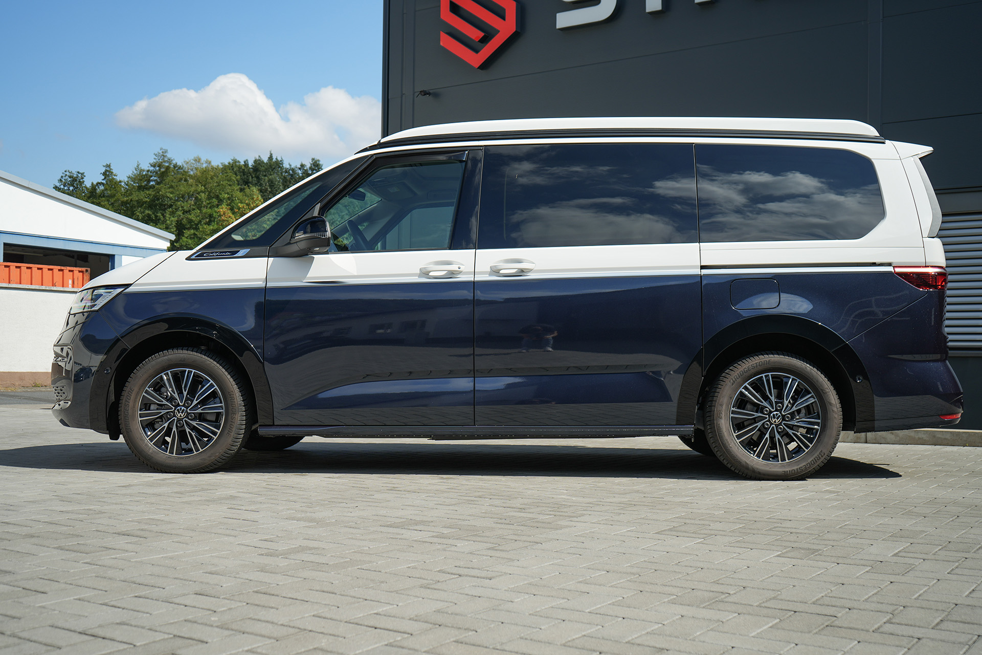 VW T7 Multivan/California 4motion eHybrid white&blue - Projekt Bild