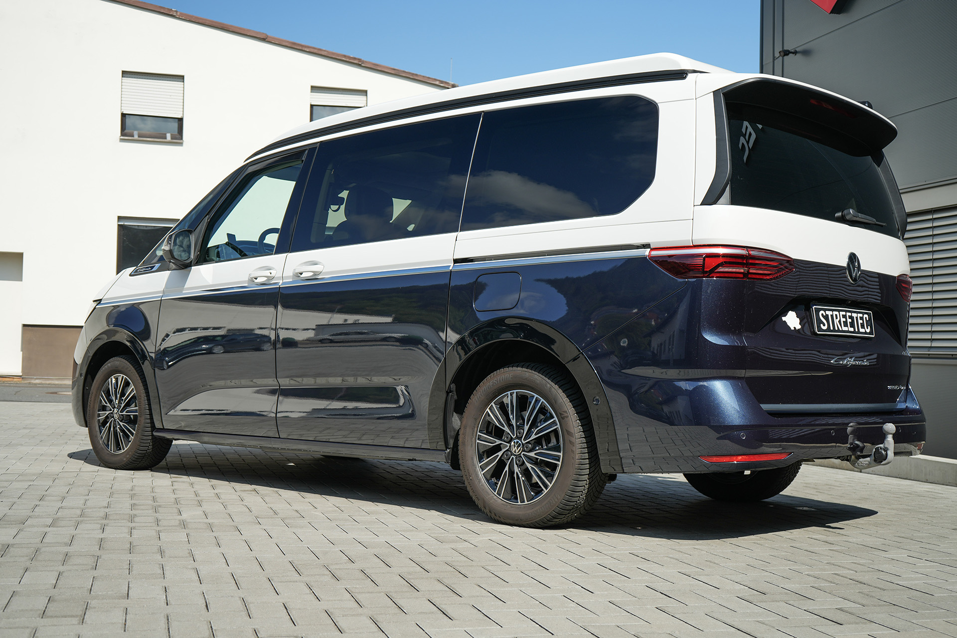 VW T7 Multivan/California 4motion eHybrid white&blue - Projekt Bild