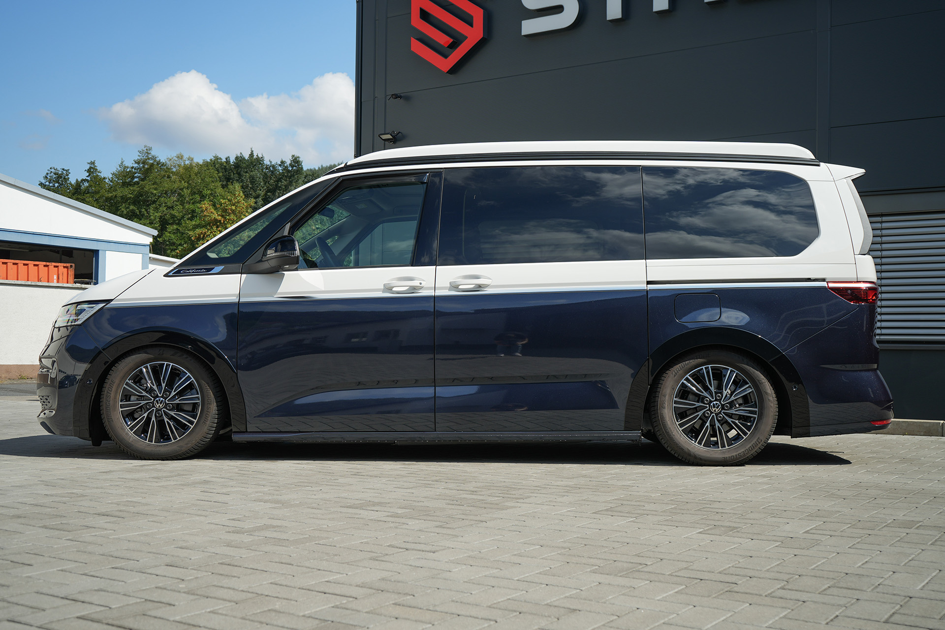 VW T7 Multivan/California 4motion eHybrid white&blue - Projekt Bild