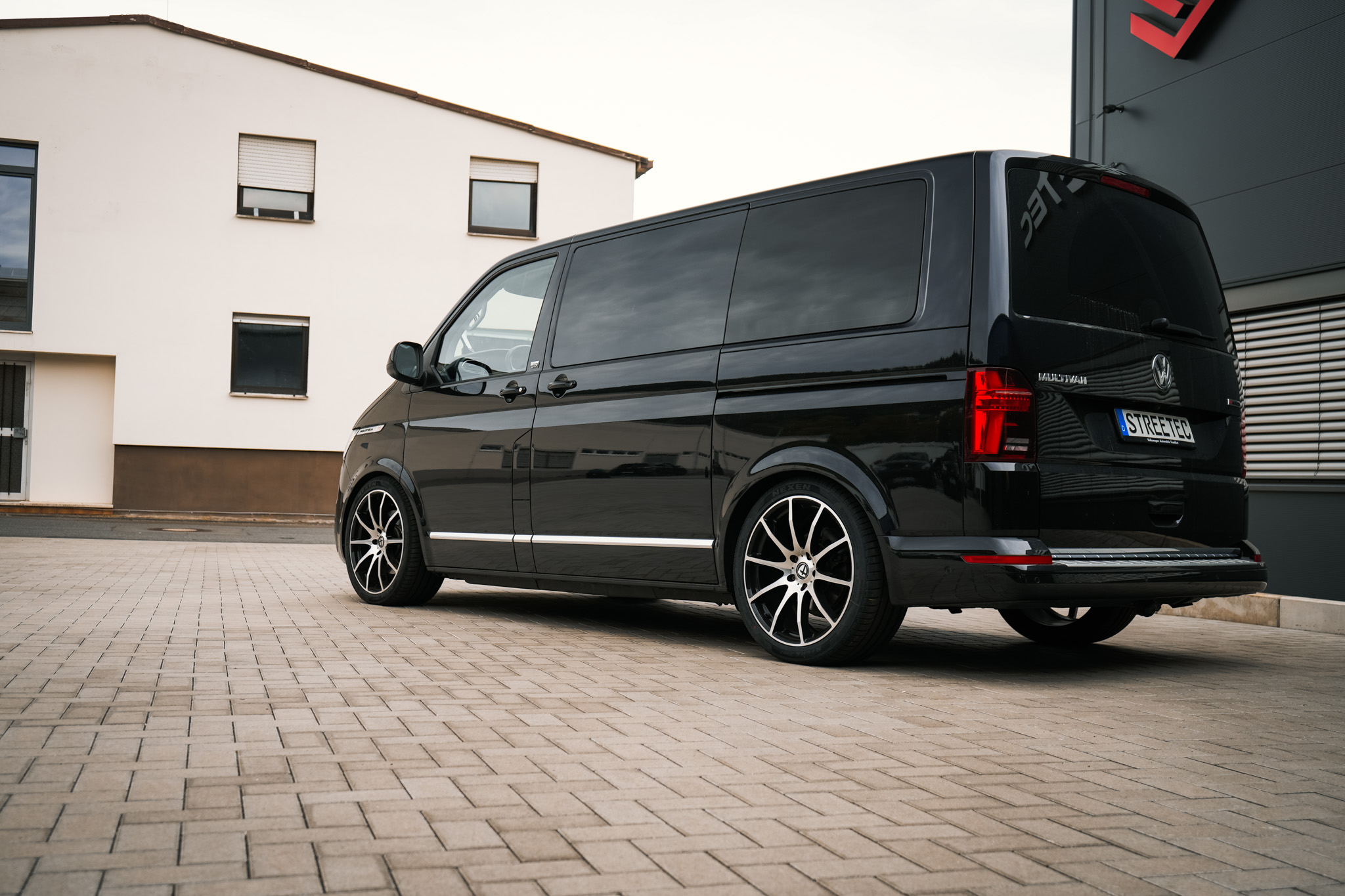 VW T6.1 Multivan 20" Tomason - Projekt Bild