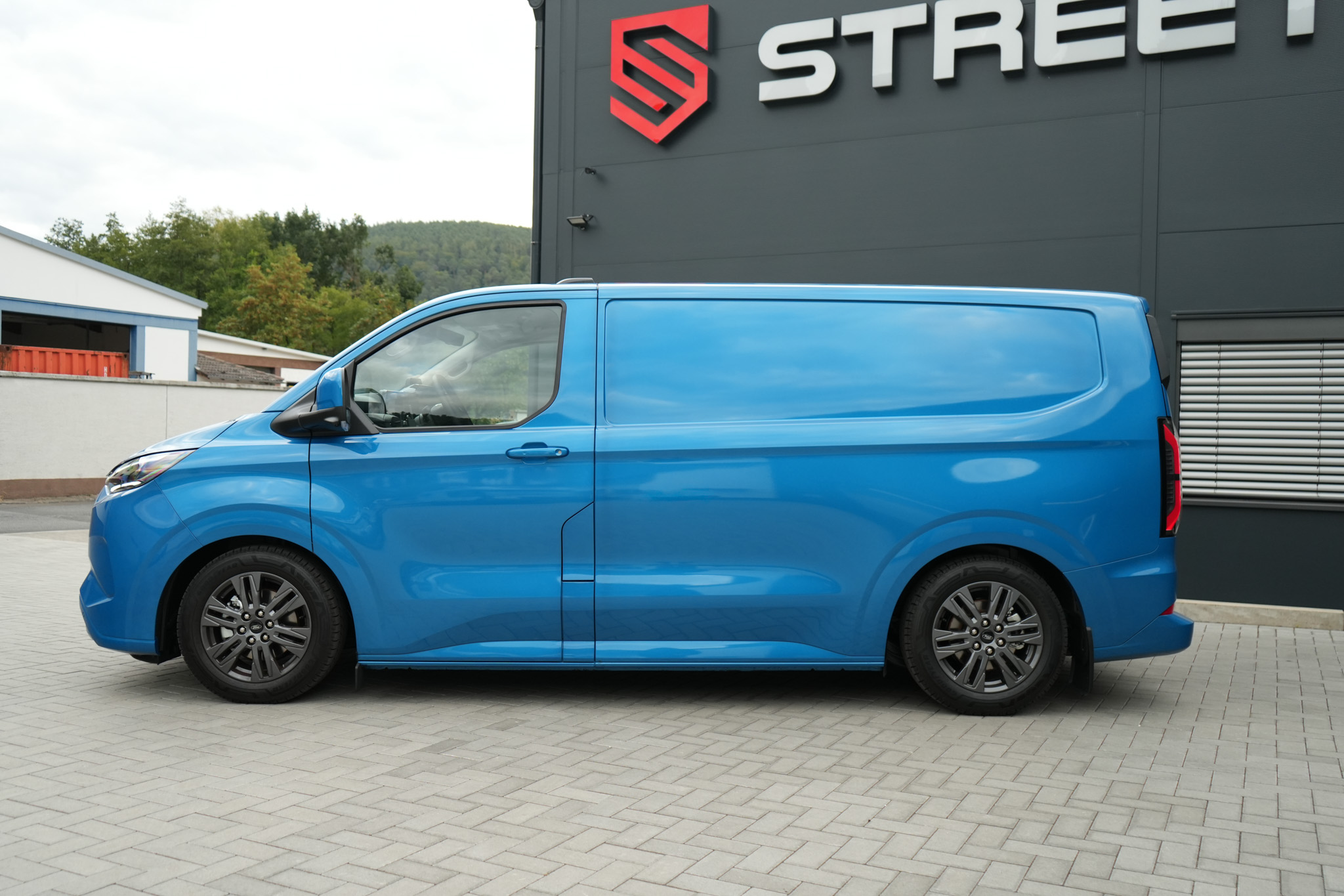 Ford Transit V710 e-Transit blue - Projekt Bild