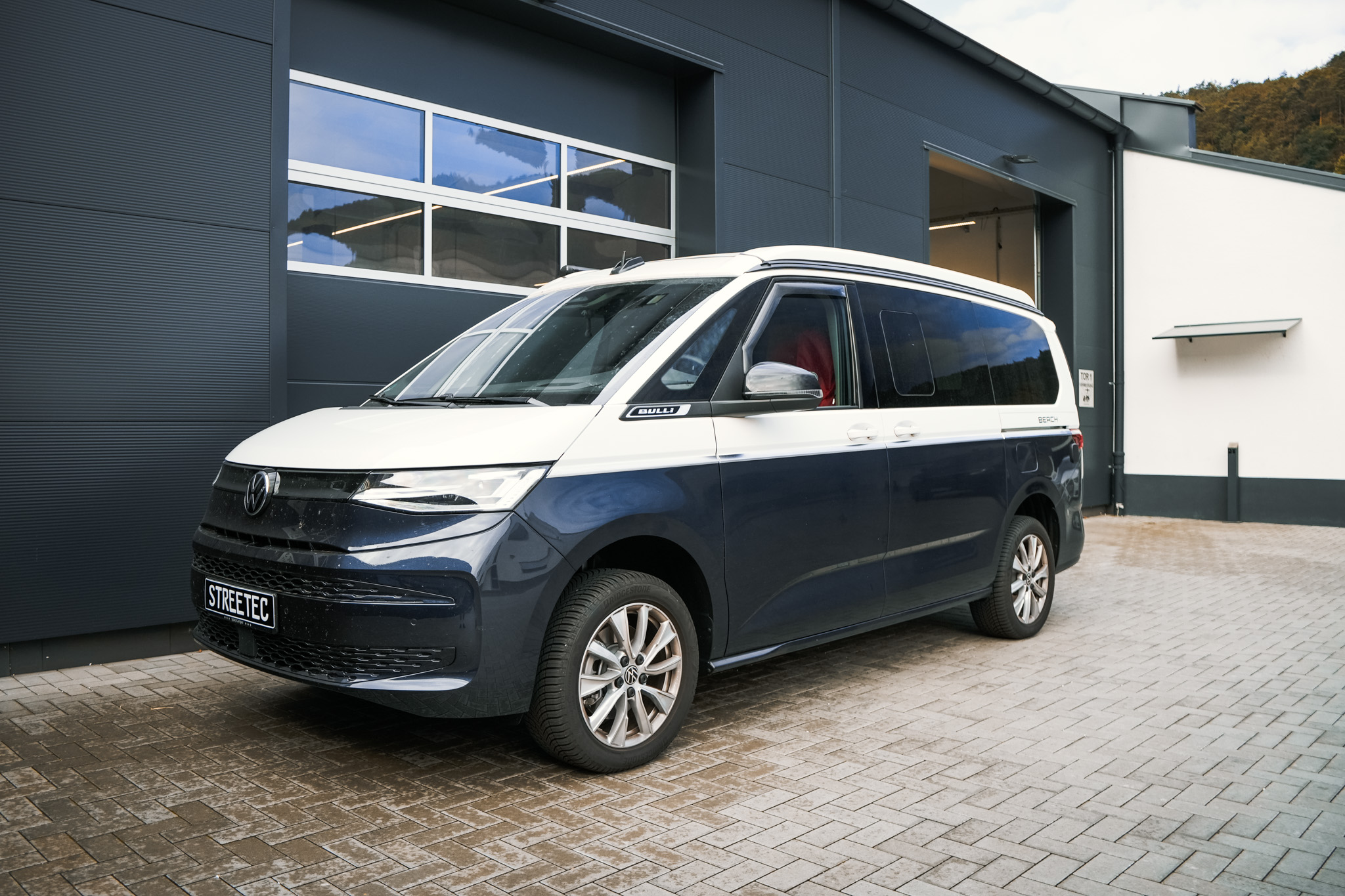 VW T7 Multivan/California Ocean 4motion eHybrid white/blue - Projekt Bild