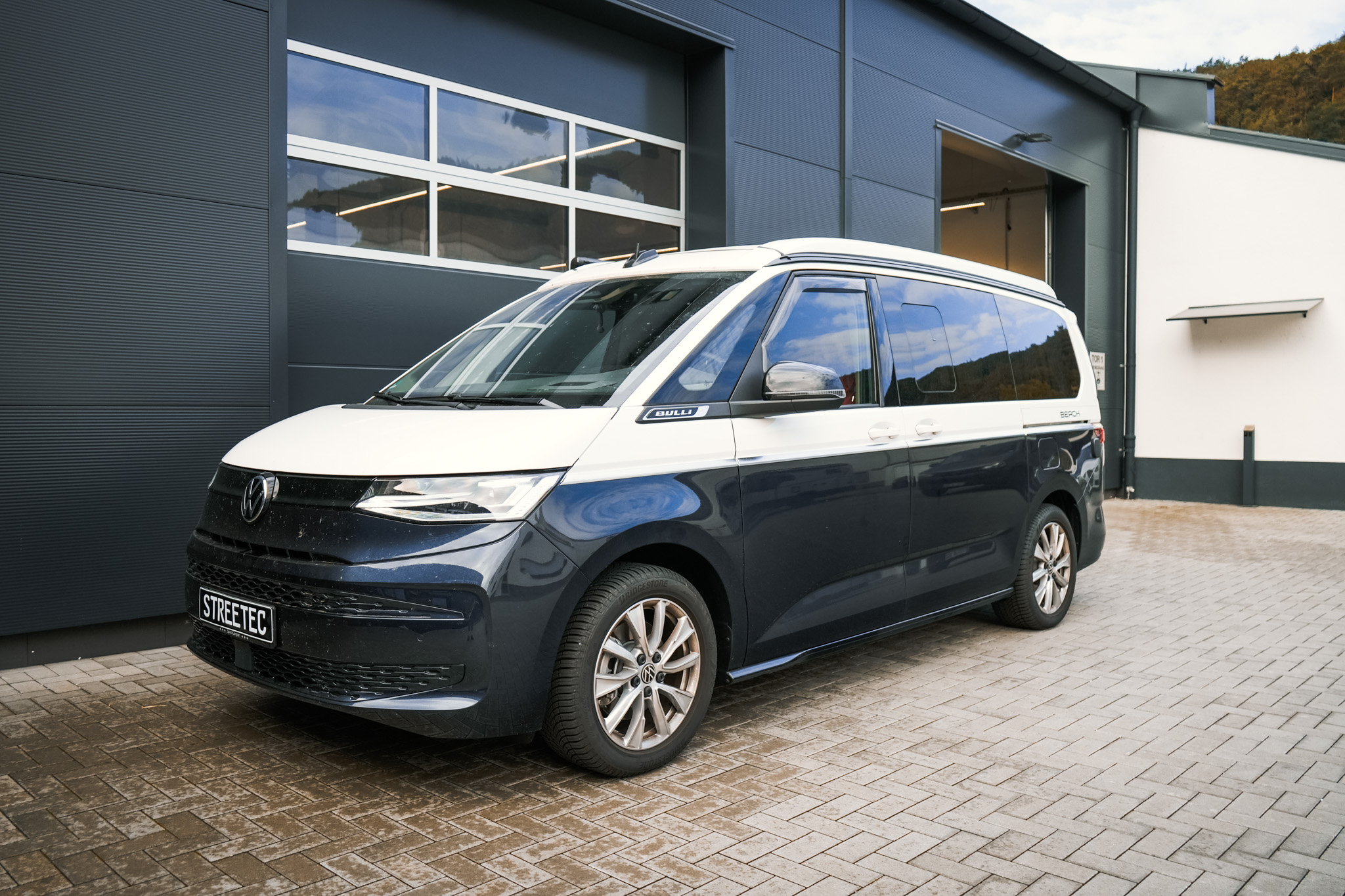 VW T7 Multivan/California Ocean 4motion eHybrid white/blue - Projekt Bild
