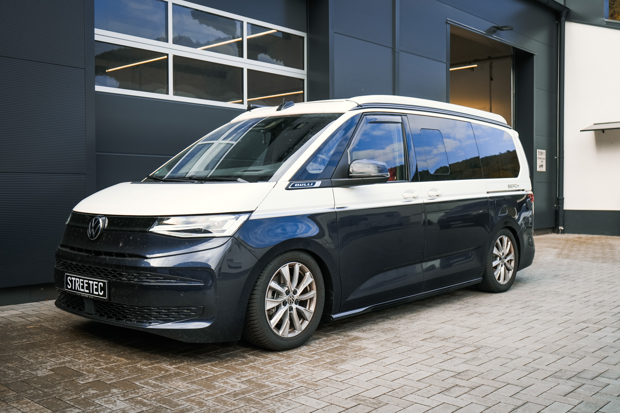 VW T7 Multivan/California Ocean 4motion eHybrid white/blue - Projekt Bild