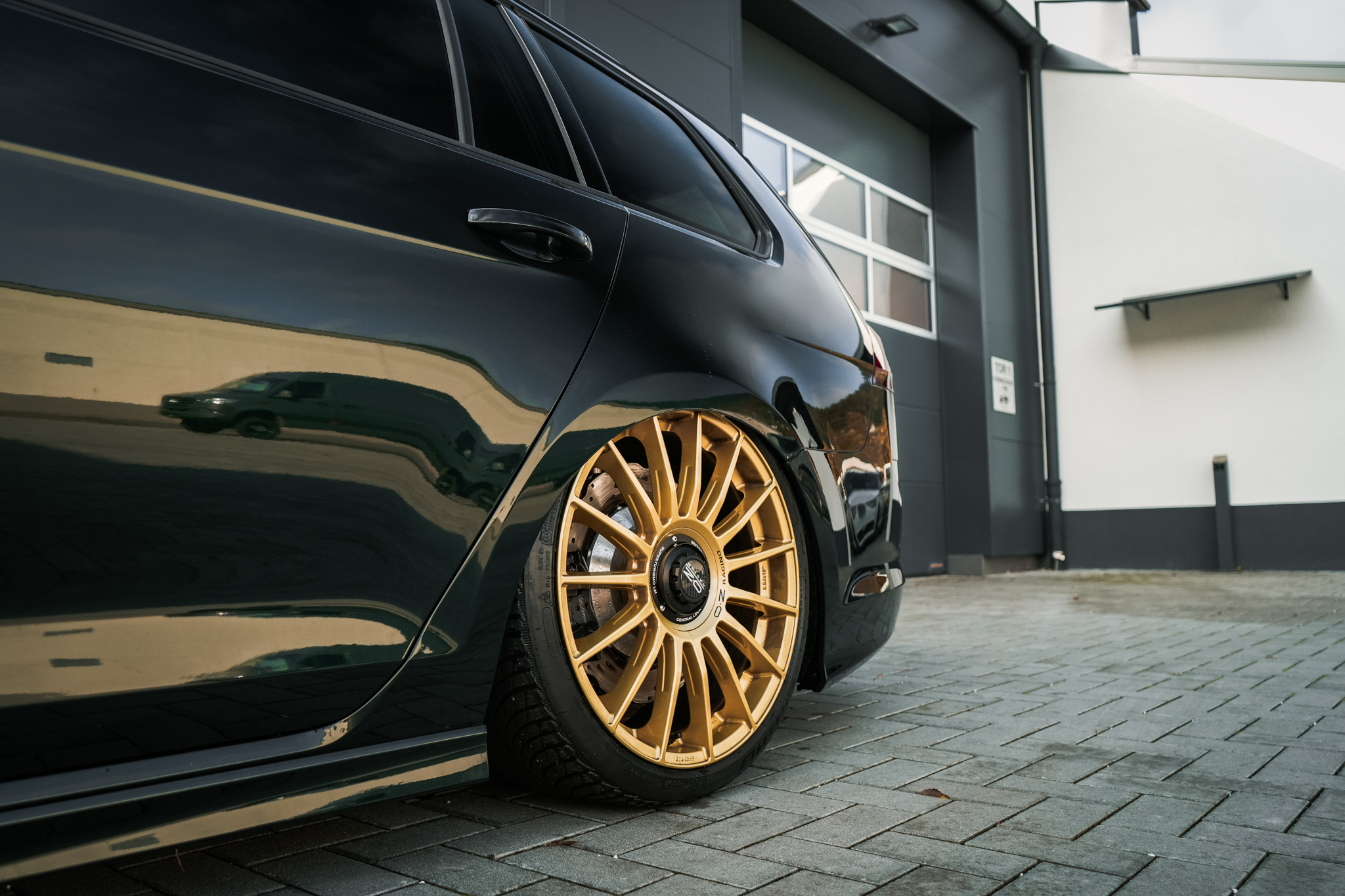 VW Golf 7 R Variant 'Bentley-green' - Projekt Bild