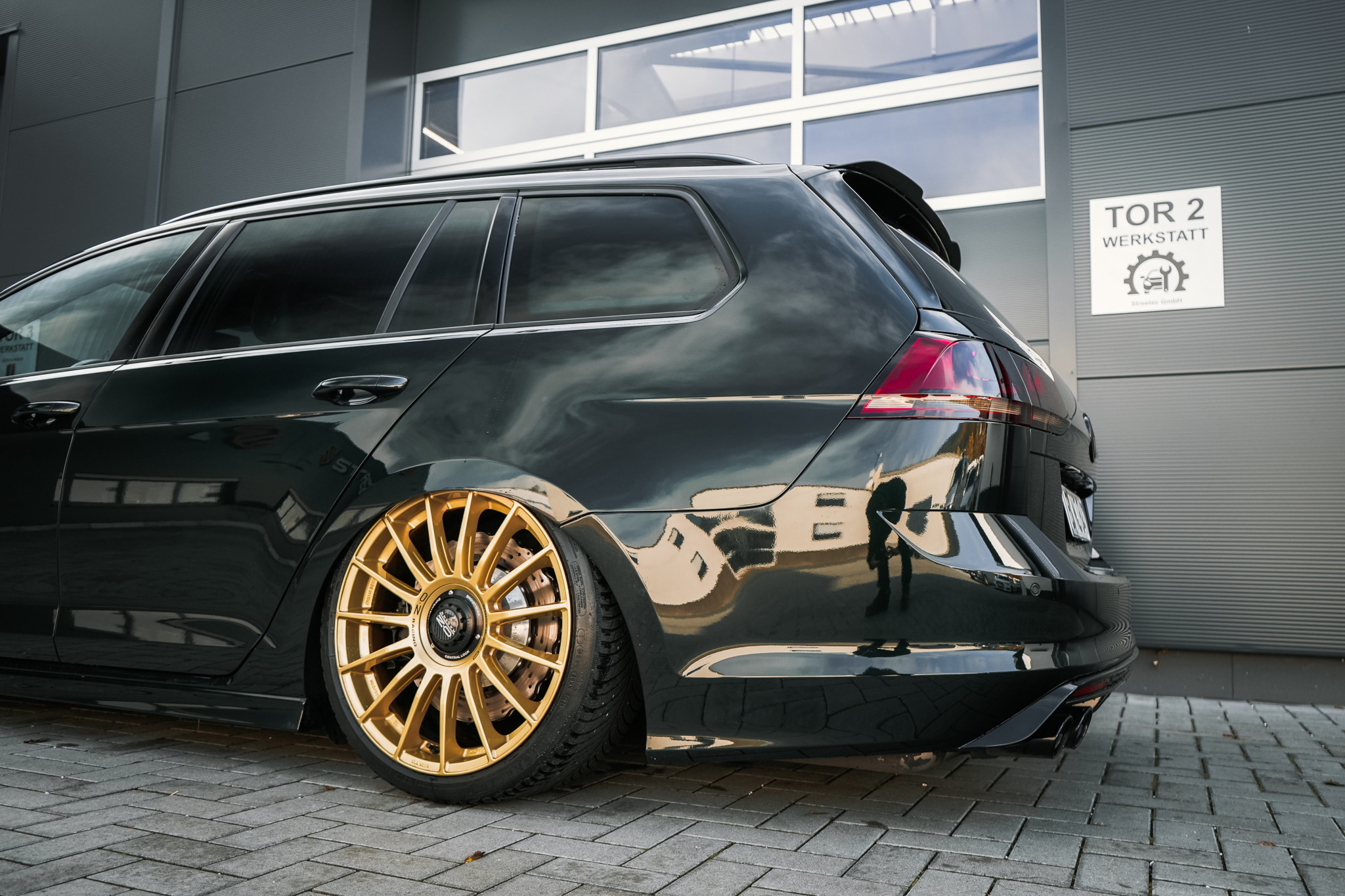 VW Golf 7 R Variant 'Bentley-green' - Projekt Bild