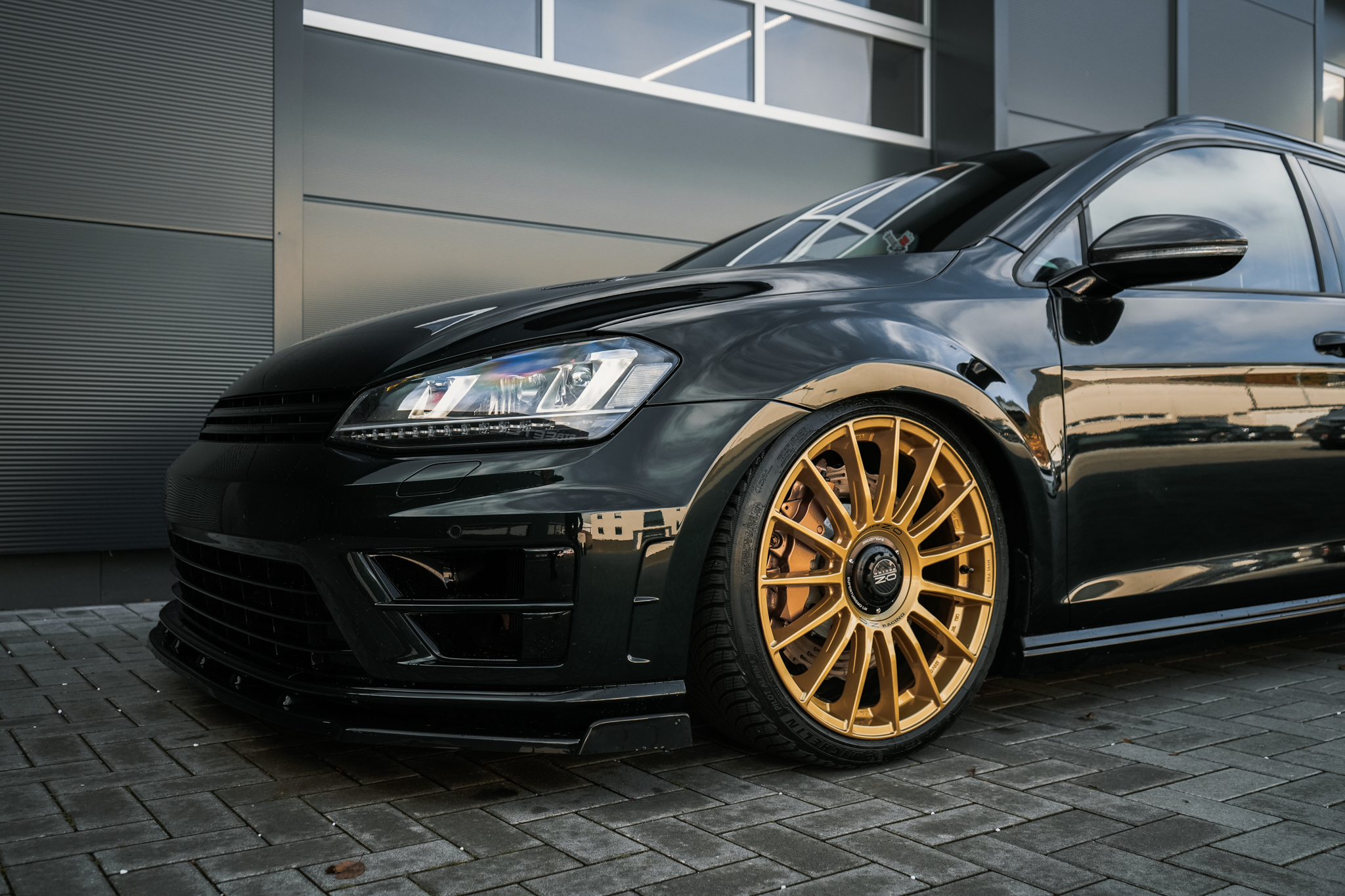 VW Golf 7 R Variant 'Bentley-green' - Projekt Bild